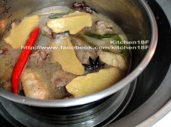 step6: 取一內鍋，(內鍋)放進步驟5完成的湯料。(外鍋)倒進 量米杯2杯水的水量，按下開關即可。(耗時約45分鐘)(水略蓋住牛肉即可)
