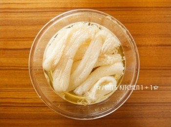 step1: 首先將竹笙泡水備用。