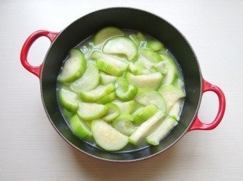 step4: 放入絲瓜拌炒,加一點開水煮滾後,蓋上鍋蓋煮約3~5分鐘