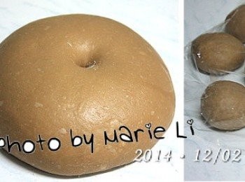 step4: 取出麵糰揉圓，蓋上保鮮膜讓它靜置發酵一個小時

一小時之後，將發酵好的麵糰按壓排氣
分成十等份 再蓋上保鮮膜靜置 20 分鐘 讓麵糰鬆弛