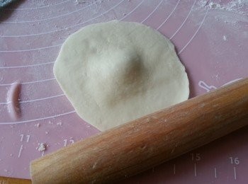 step13: 用麵棍開皮,(中間要較厚身)