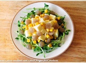 step4: 將黑木耳QQ圓對切成半後，與玉米粒一同灑在芙蓉豆腐上。