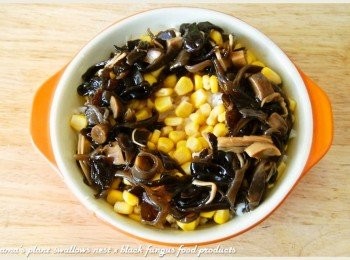 step4: 和風鰹魚黑菇醬自玻璃罐中夾出後，直接擺放在烤盤上，惟中間要留空。