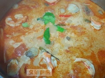 step15: 加椰漿，煮滾後加青檸汁及檸檬葉，熄火完成(可於熄火前加魚露調味)