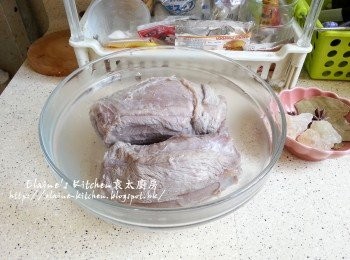 step2: 鑊中加入薑片及蔥段煮滾 , 加入牛展用中火出水10分鐘後盛起