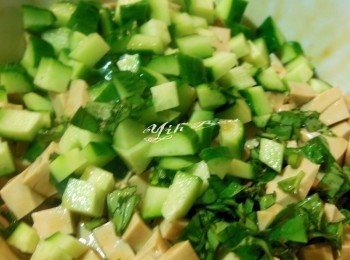 step6: 取出要食用時再拌入小黃瓜丁