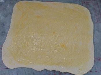 step6: 醒好面後，把麵團揉成長方形，把調好的<span class="group_2">椰蓉餡</span>放在中間，把麵團疊三疊，然後中間切開，放入麵包機，等待二次發酵。