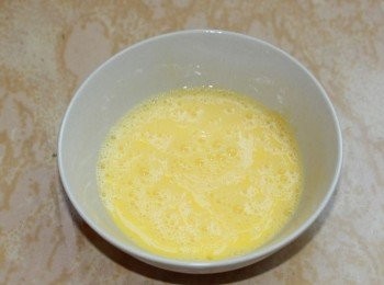 step2: 把雞蛋在碗中打散（雞蛋在打碎前可以適當沖洗一下，更加清潔衛生，以免新手做飯把臭臭的雞蛋皮弄到碗裡），然後用筷子拌勻。如果喜歡特別點的口味，也可以加入一定量的牛奶。本人不喜歡喝牛奶，就用的純蛋液