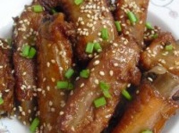 step7: 出鍋前撒香蔥和芝麻。