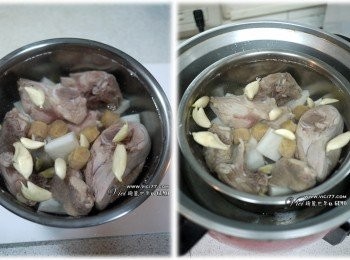 step2: 2 把雞肉與其他<span class="group_1">食材</span>全部放入鍋裡，加入冷水