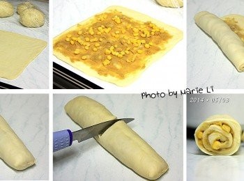 step3: 鬆弛後的麵糰會變得比原來還要大一些
這樣就可以開始為麵包包上餡料了

先取一份麵糰擀成方形
鋪上自製的咖哩內餡，將它捲起來成蛋捲狀
尾部與側邊都稍加施壓將麵皮捏合
然後再對等切成兩份備用