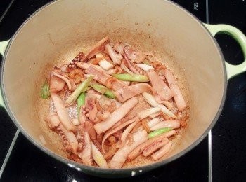 step4: 將炒香的魷魚先起鍋放一旁備用。