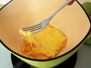 step7: 將鍋蓋蓋上小火燜烤約2-3分鐘
掀開鍋蓋表層乳酪融化即可