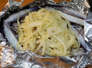 step4: 孩子喜歡香甜軟軟的洋蔥，所以千千媽咪將洋蔥拌炒一下～
這個動作還可以讓洋蔥的甜味釋出～ 

上下火全開，溫度設定在220，烤約10-15分鐘左右即可