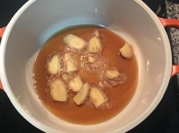 step2: 鍋子加入麻油將薑片爆香，