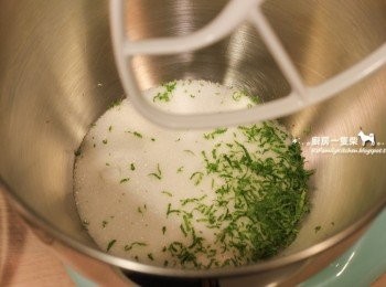step2: 檸檬1顆洗淨擦乾，刮取檸檬皮，與細砂糖攪打混合。