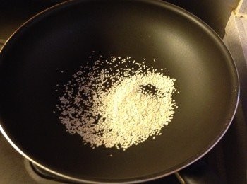 step3: 開火不落油炒白芝麻直至微微金黃