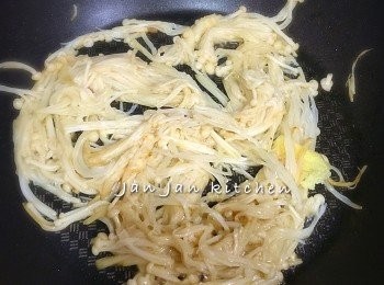 step2: 下油爆香一片薑，輕炒金菇，主要去除一點草青味，撈起隔去水分備用。