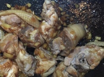 step3: 炒到雞肉出油再加入醬油拌炒收汁上色~