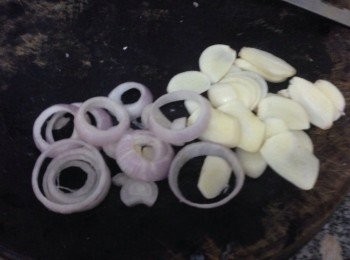 step2: 用小火將牛油膏爆香镬後用其牛油炸蒜片及紅蔥取出並保留炸蒜油於鑊內