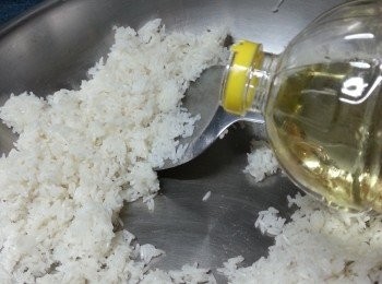 step10: 鑊中間撥開一個洞,落少許油
