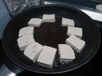 step1: 硬豆腐切厚片,用平底鑊將兩邊煎至金黃(如用炸豆腐此步驟可以不用,直接將炸豆腐切粒)