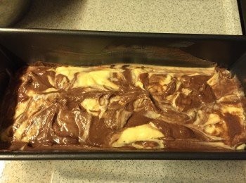 step8: 再倒入朱古力糊輕輕攪拌成雲石紋