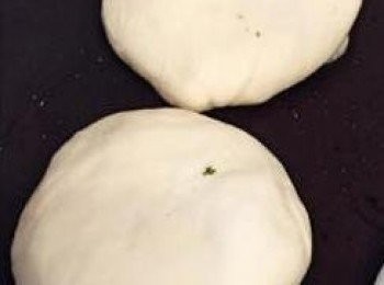 step7: step3: 平底鍋加熱，放大約1大匙菜油，放餡餅，以慢火煎至兩面金黃即可。(若怕不熟，蓋上鍋蓋慢火煎)