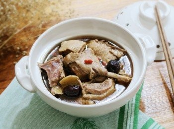 step7: 依自家喜好，可多準備些喜歡的蔬菜ˊ凍豆腐ˊ豆皮ˊ米血...等。
邊吃邊加，美味的料理，平實的生活就是讓人滿足。
即使是餐廳豪華享宴也比不上自家才有的幸福味，是吧~
用一鍋暖心也暖胃的料理，讓今年冬天甜蜜幸福。😊