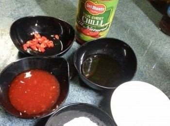 step5: 再將泰式汁拌勻,淋上焗好上碟後的蝦肉上即可