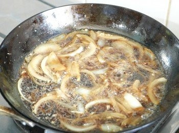 step7: 下醬汁煮滾後，蓋上，調至小火多煮 5 分鐘。