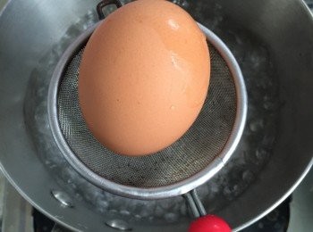 step2: 然後小心翼翼輕力放入雞蛋(最後用大勺放入去，這樣能保證雞蛋不會撞擊到)。每次4至5隻，視乎鍋的大小。因為如果雞蛋太迫，撞來撞去，會容易爆裂。