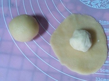 step5: 油皮和酥皮各均分成5份.搓圓~油皮桿成圓薄片.將酥皮包裹在裡面.再搓圓