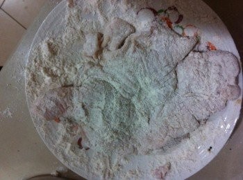 step2: 從冰箱取出退冷半小時。
前後沾上炸雞粉。