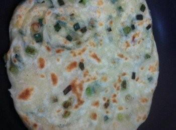 step6: 取出平底鍋，加入1匙食油，油熱將麵團加入鍋內，利用中小火煎至金黃色即可。