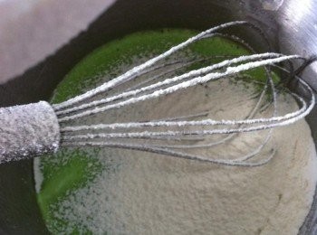 step3: 然後篩入自發粉攪拌均勻