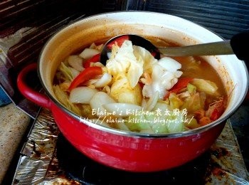 step11: 蝦湯底煲20分鐘後加入椰菜 , 洋蔥及餘下份量的蕃茄拌勻