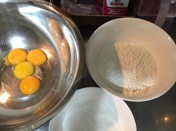 step1: 烤箱150度預熱，準備兩個鋼盆，各放蛋白和蛋黃，蛋白千萬不能有水或蛋黃，否則難打發。奶油先加熱融化後冷卻