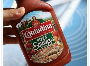 step8: 這枝已調好味道pizza醬很方便，在香港Citysuper有售、約價HK$二十多元