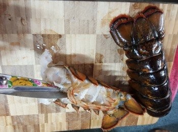 step1: 急凍龍蝦解凍後,用較剪先由肚開始剪開,再搣出蝦穀取出肉部份