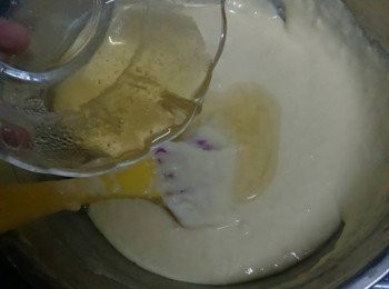 step7: 將魚膠溶液加入芒果芝士糊中攪拌均匀。
