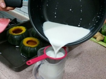 step4: 椰汁布丁：

脫脂奶100ml + 椰漿200ml + 糖30g（可按口味加減) 煮熱至糖溶化， 加入 魚膠片1 3/4片(先用冷水浸軟)， 輕力攪拌至魚膠完全溶化， 過篩，稍為攤涼至微暖