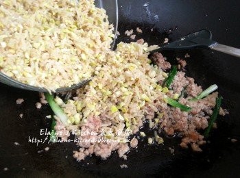 step10: 加入大豆芽後在鑊邊贊少許酒 , 拌勻炒至豬肉熟透