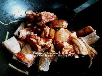 step8: 逐一加入<span class="group_2">調味料</span>及冰糖拌勻