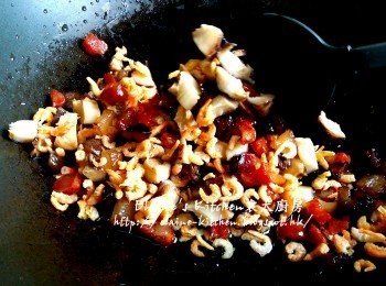 step4: 燒紅鑊 , 先爆香臘腸粒及臘肉粒 , 再加入冬菇粒及蝦米粒拌勻炒數分鐘