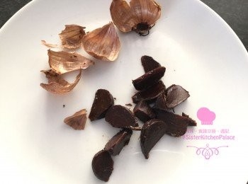 step2: 黑蒜去皮，切片或者切小粒