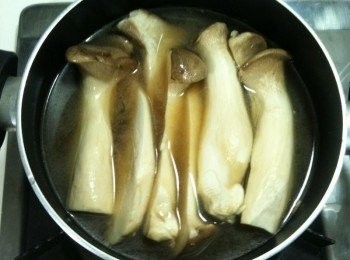 step3: 加進【和風鮮蔬燉雞腿】步驟8的「和風鮮蔬燉雞腿高湯」（高湯是以「淬釀日式和風醬油露－北海道昆布」為關鍵調味），再放入水，開大火煮滾。水滾後，轉中火慢燉20分鐘。