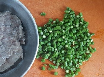 step2: 先將豆角洗淨，切粒備用。