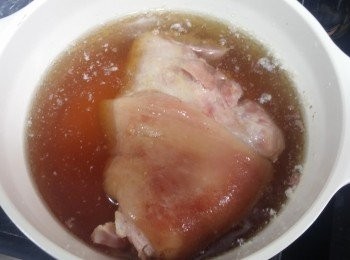 step3: 雪凍啤酒浸豬手，每面浸15-20分鐘，再抹乾，放入雪櫃雪5個鐘以上