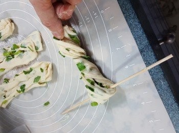 step15: 將一邊用手按實粉糰,另一邊將竹籤轉一圈钮花